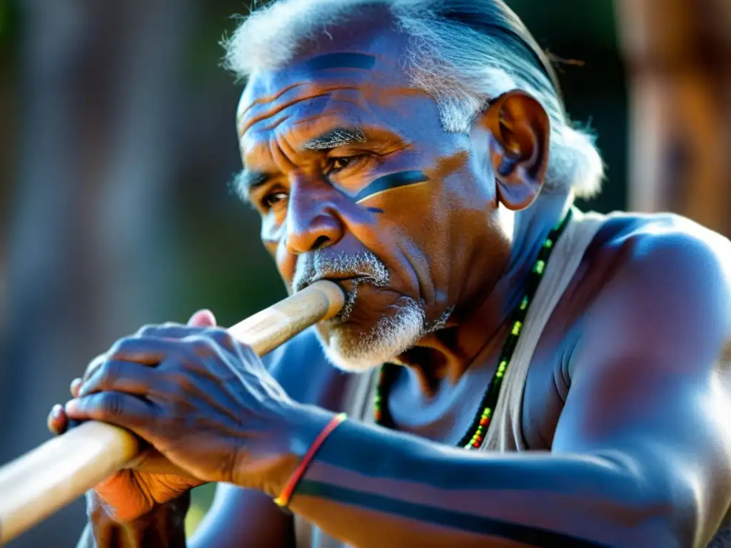 Un anciano aborigen toca el didgeridoo con sus manos arrugadas y el instrumento pintado