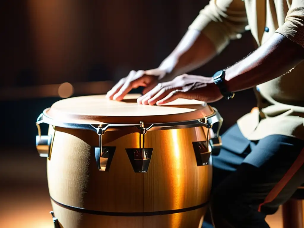 Un apasionado percusionista toca el cajón peruano en un escenario tenue, destacando la artesanía y la pasión de la percusión