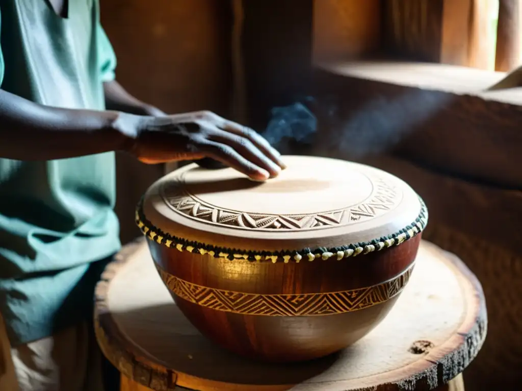 Artesano africano tallando un djembe en su taller iluminado por luz natural