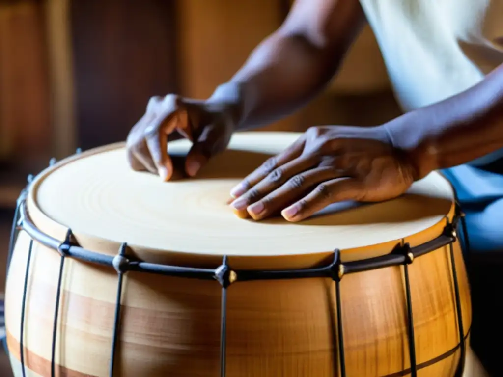 Un artesano experto da forma al surdo brasileño, resaltando la artesanía y tradición