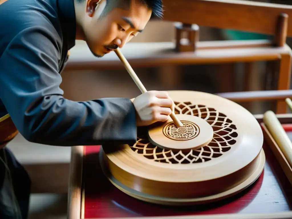 Un artesano experto talla con precisión un yangqin en un taller tradicional chino, iluminando la historia y construcción del yangqin