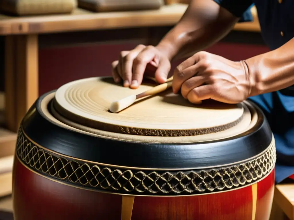 Un artesano japonés talla con maestría un tambor taiko, mostrando la sonoridad de la tradición japonesa en la artesanía de tambores