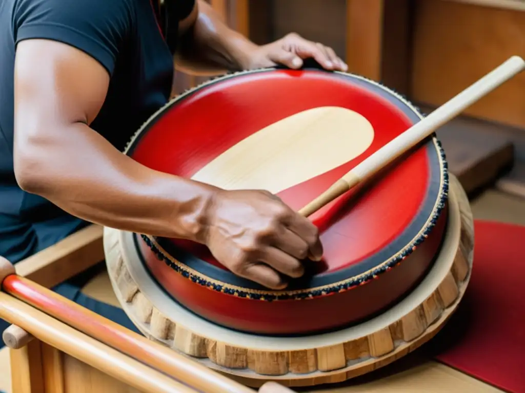 Artesano japonés talla y pinta un tambor taiko, mostrando la historia del taiko japonés con maestría y tradición