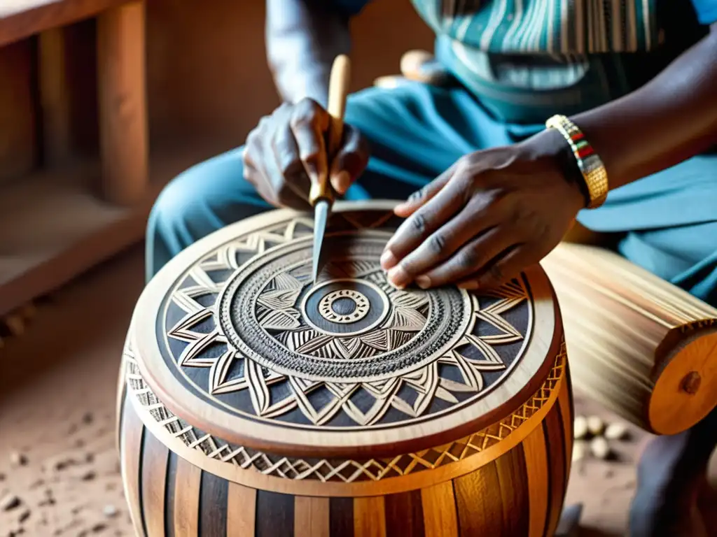 Hábil artesano tallando patrones en la madera de un jembe tradicional