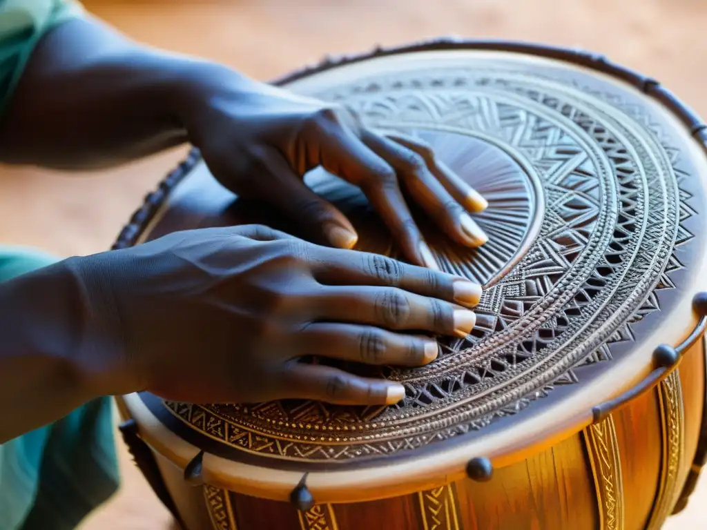 Un artesano senegalés talla diseños intrincados en un tambor bougarabou