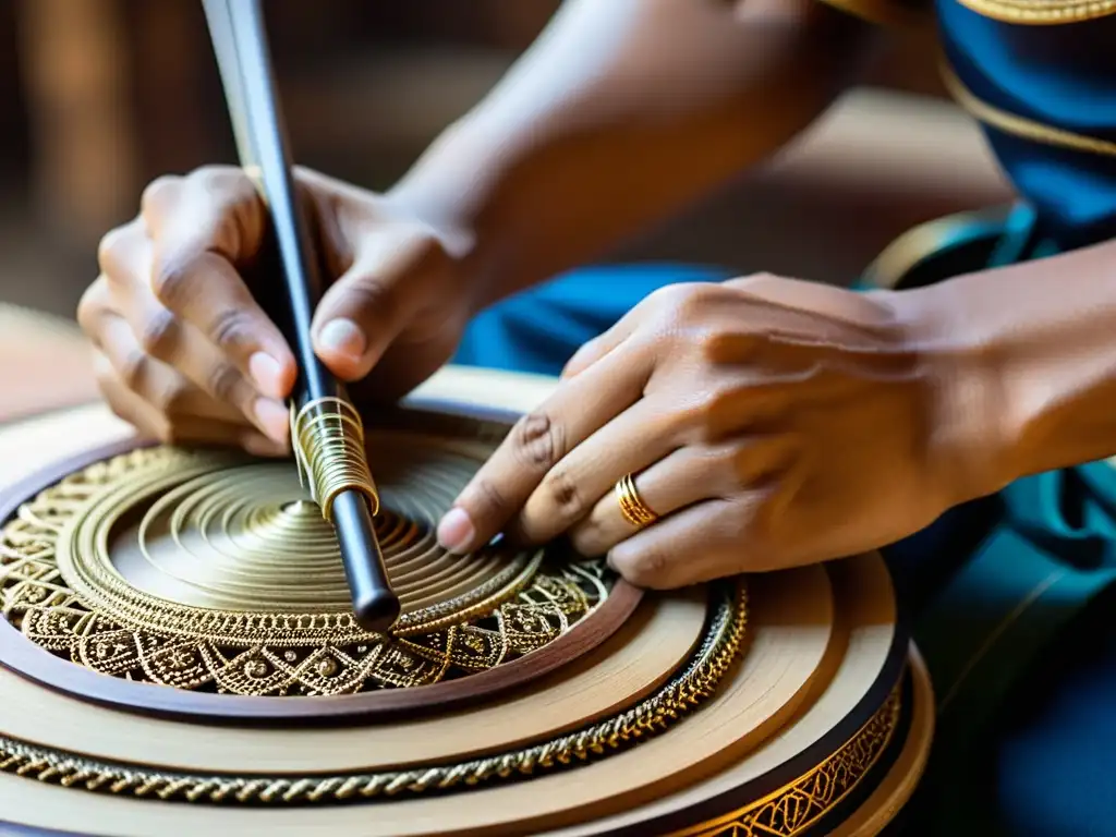 Un artesano tailandés ajusta con destreza las cuerdas de un Khim tradicional, resaltando su historia, construcción y sonido