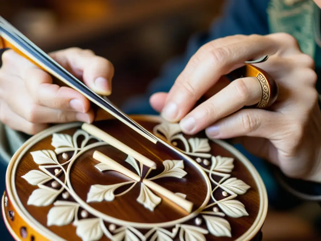 Un artesano talla delicados diseños en un Hardanger Fiddle, resaltando la rica madera