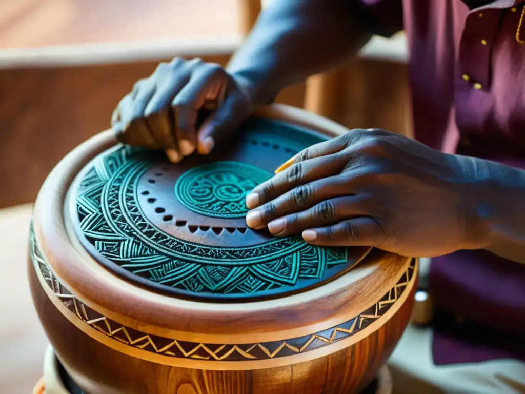 Un artesano talla con destreza diseños en un djembé, mostrando la artesanía y la rica herencia cultural del instrumento