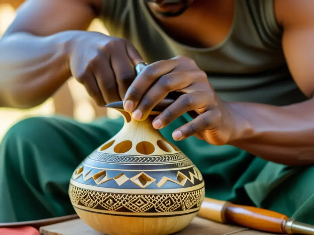 Un artesano talla patrones en una güira seca para crear un güiro