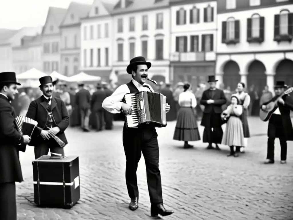 Una fotografía en blanco y negro de una concurrida plaza del siglo XIX, donde la gente se reúne alrededor de un músico tocando el acordeón