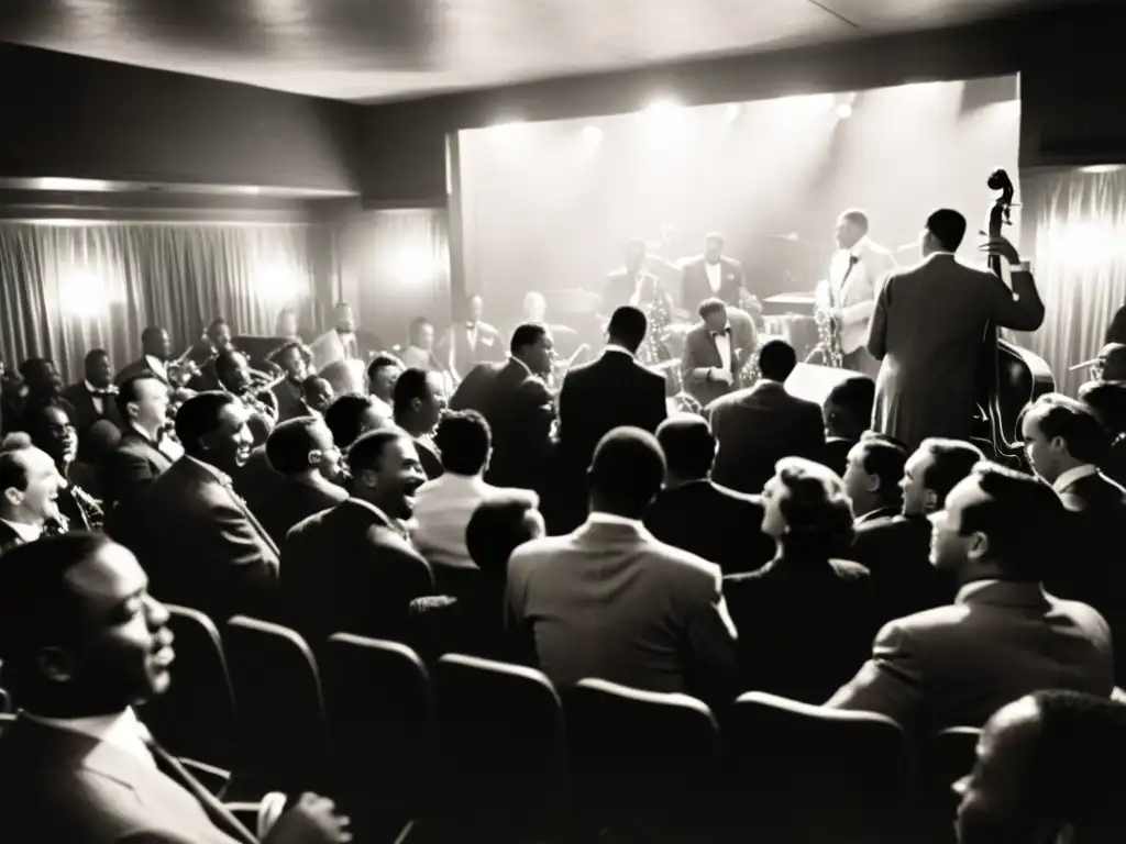 Una fotografía en blanco y negro muestra un concurrido club de jazz de los años 30