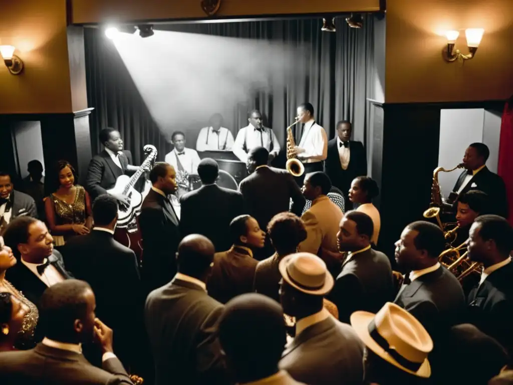 Una fotografía en blanco y negro de un concurrido club de jazz en la década de 1920, con músicos tocando en un pequeño escenario mientras la audiencia, vestida con elegancia, escucha atentamente