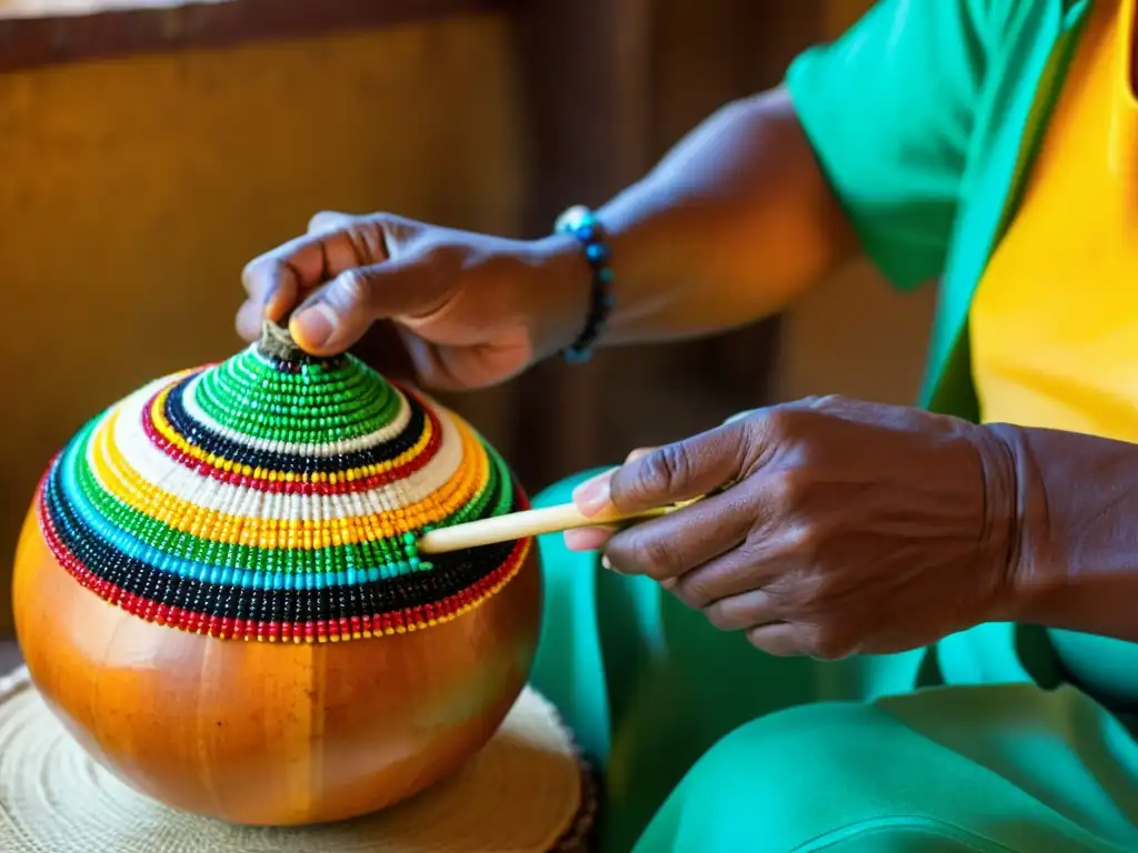 Detalle de artesano tejiendo cuentas en un Chekere cubano tradicional, resaltando el origen y sonido del instrumento
