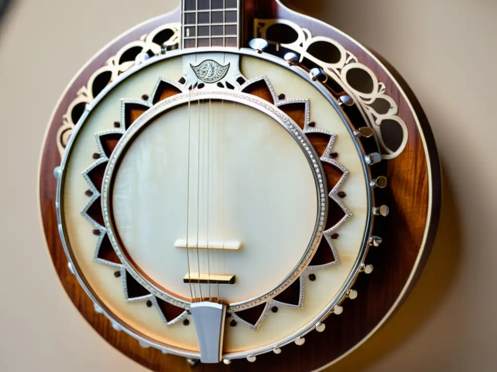 Detalle de un banjo vintage con tallas de madera y incrustaciones de nácar