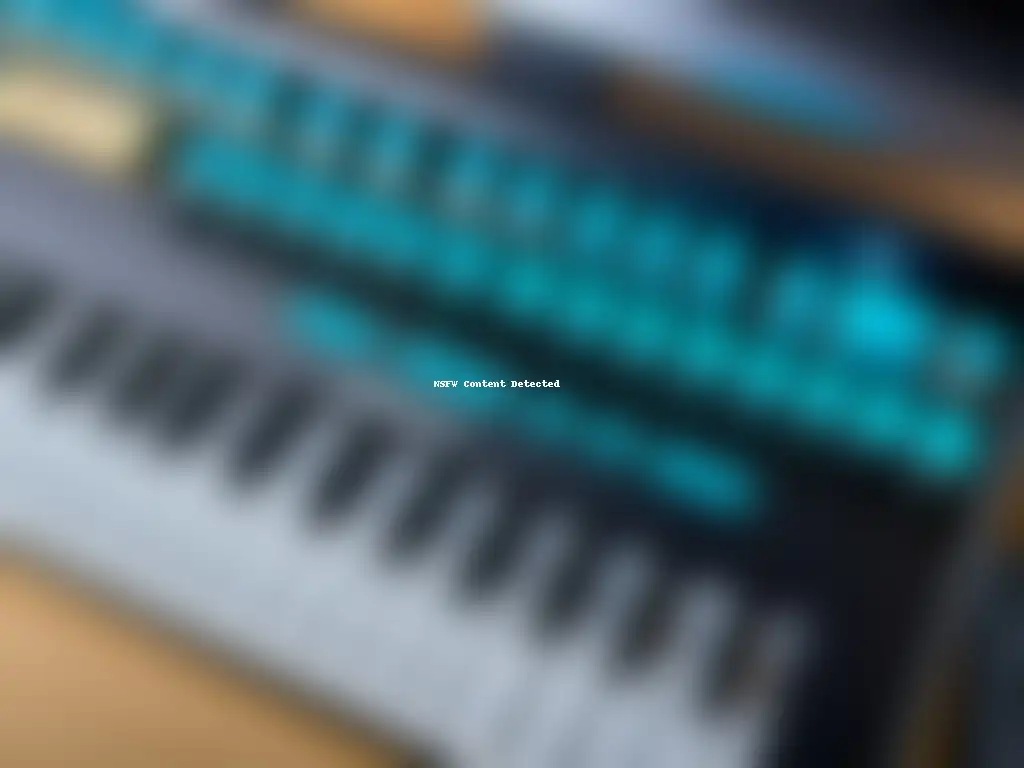 Detalle 8k del teclado musical digital, resaltando su compleja tecnología