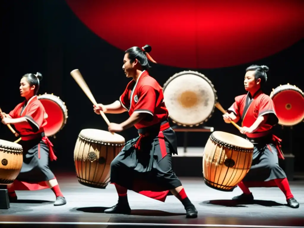 Grupo de taiko drummers en intenso espectáculo, vistiendo trajes tradicionales rojos y negros