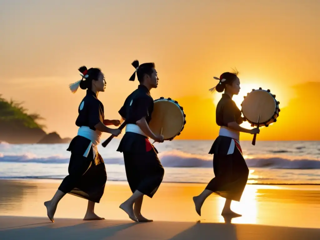 Grupo de taiko tradicionales actuando en la playa al atardecer, con el océano y palmeras en silueta