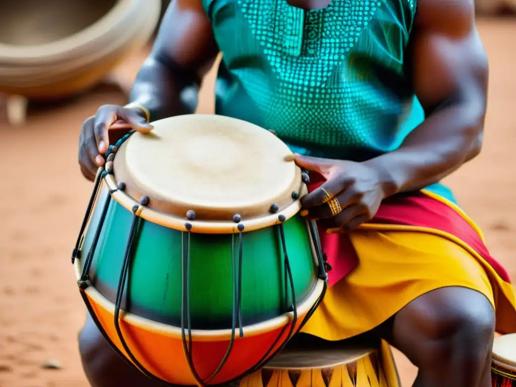 Un hábil percusionista ghanés toca el tambor doble cara Frafra 'gbangban', mostrando la artesanía y la energía de los ritmos ghaneses