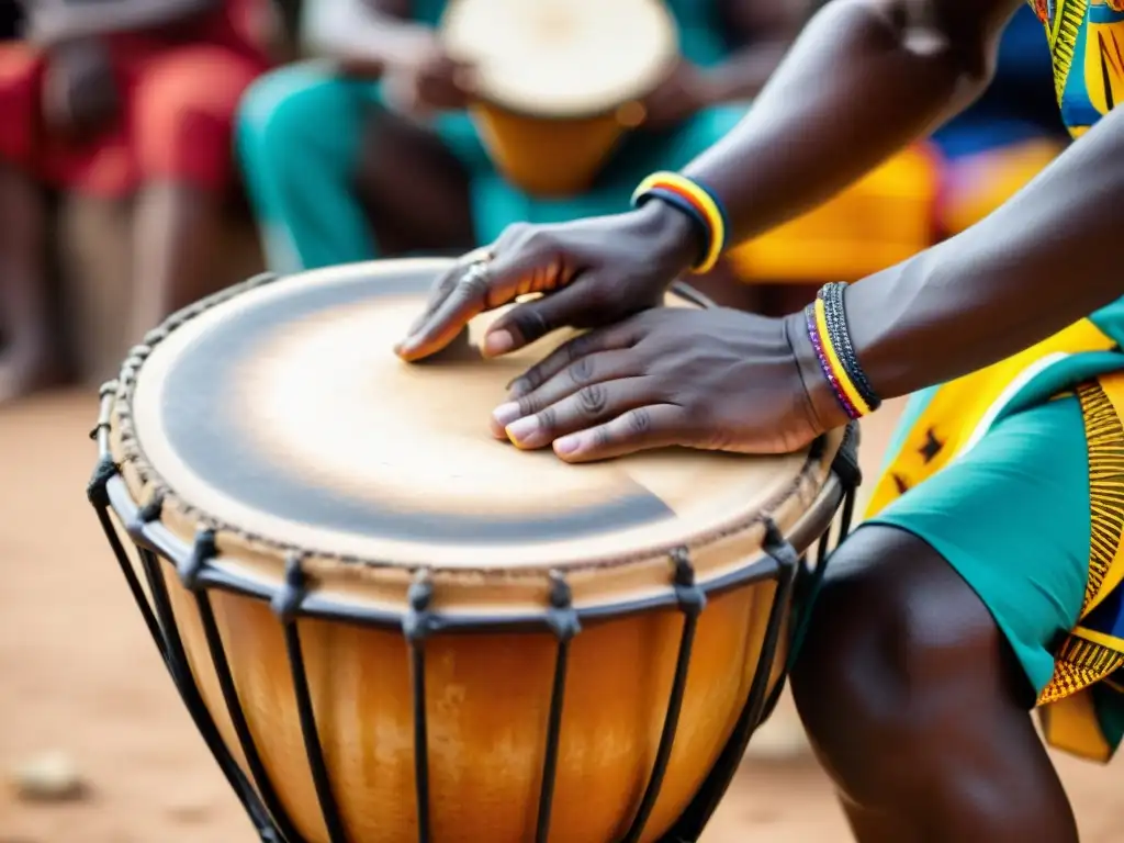 Un hábil percusionista ghanés tocando el tambor Kpanlogo en una actuación tradicional, capturando la energía vibrante y la historia y sonido del Kpanlogo en Ghana