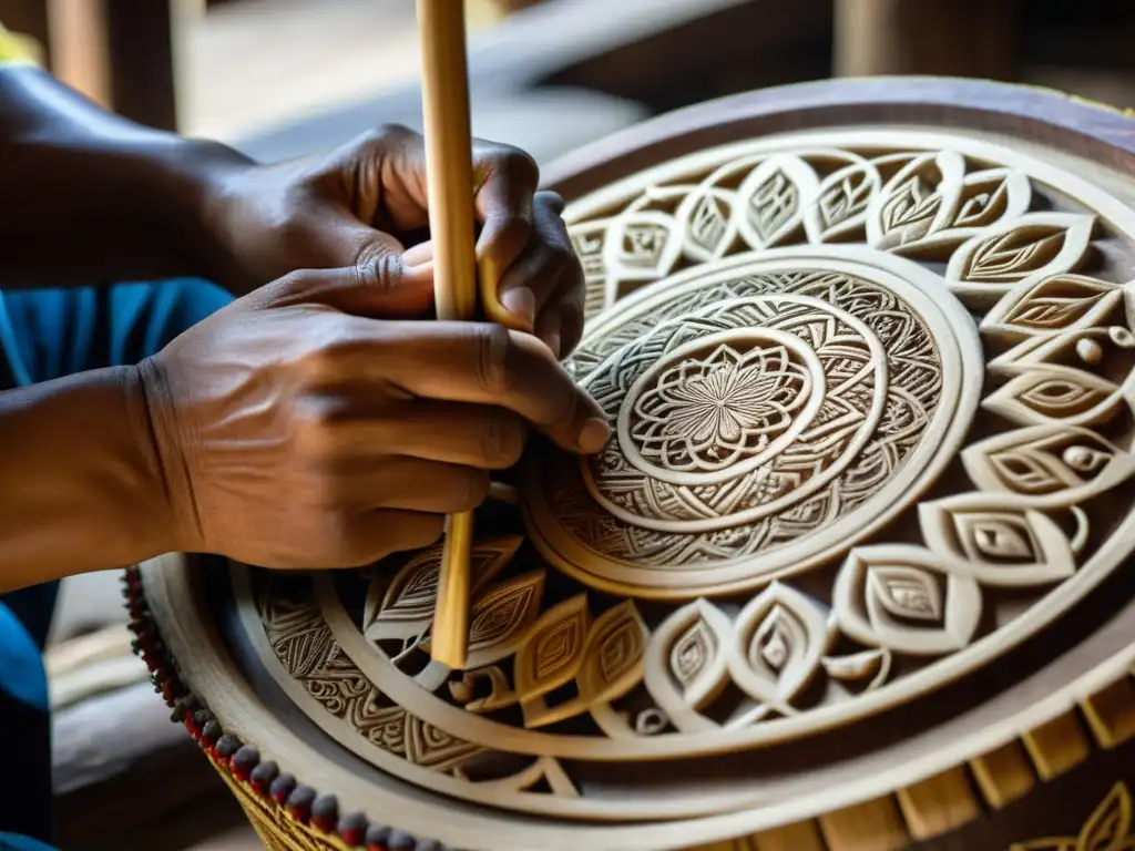 Las hábiles manos del artesano tallan patrones en el cuerpo del klong yao, destacando la tradición y destreza en su construcción