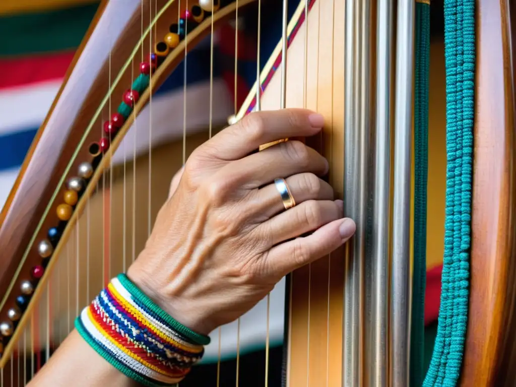 Las hábiles manos de un músico tocan el arpa paraguaya, destacando la artesanía y la historia del arpa paraguaya