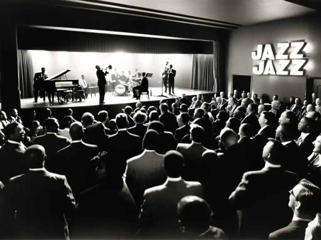 Imagen en blanco y negro de un animado club de jazz de los años 20, con una gran banda en el escenario y el público disfrutando