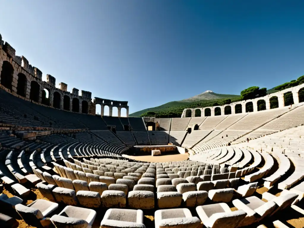 Imagen en blanco y negro del antiguo teatro griego en Epidaurus, resaltando su grandeza histórica y la artesanía griega