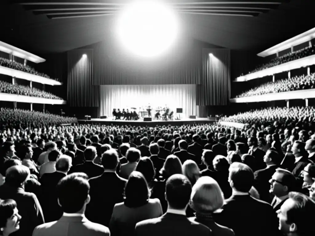 Imagen en blanco y negro de un bullicioso auditorio de conciertos de la década de 1960, capturando la energía y emoción de una actuación en vivo