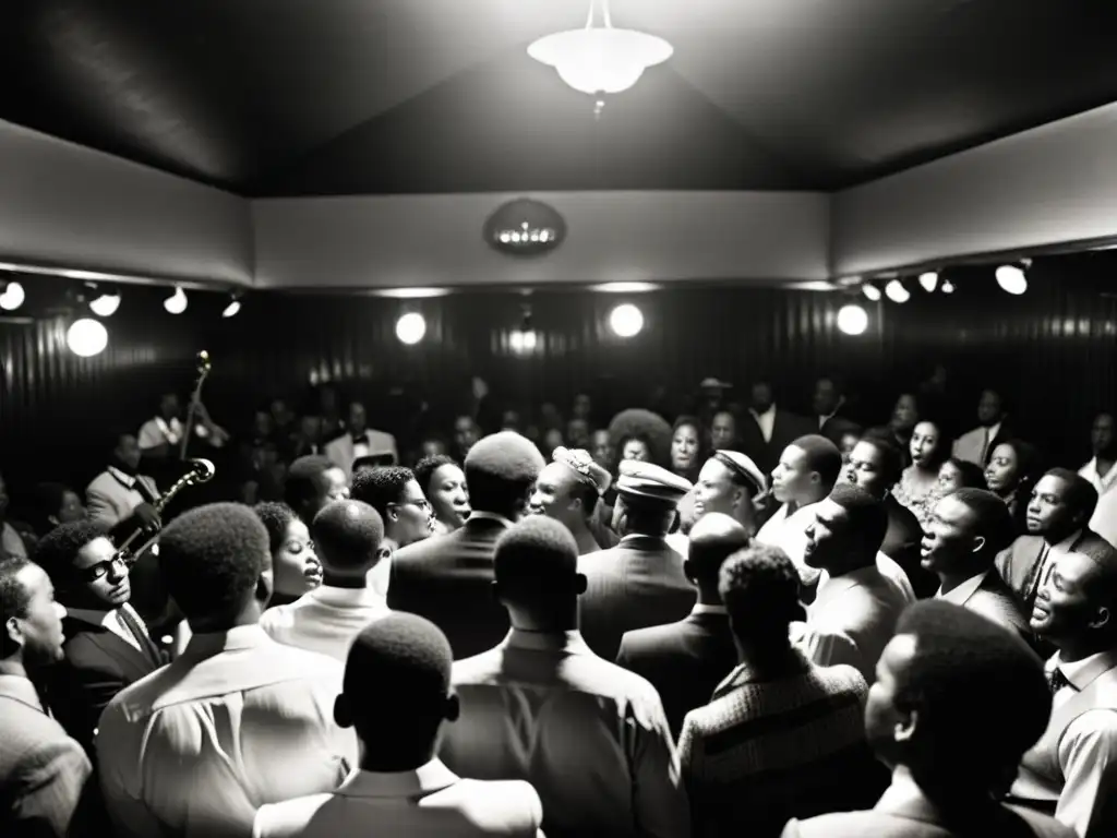 Imagen en blanco y negro de un concurrido club de jazz en Harlem durante la Gran Migración, con músicos en el escenario y una audiencia diversa disfrutando de la música