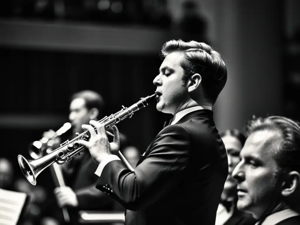 Imagen en blanco y negro de una orquesta de música clásica, con el clarinetista en primer plano, tocando apasionadamente el instrumento