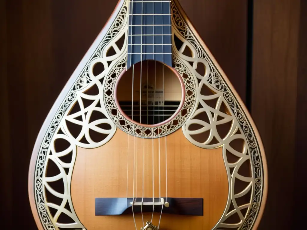 Una imagen detallada de un antiguo oud tallado, destacando la rica madera y la artesanía