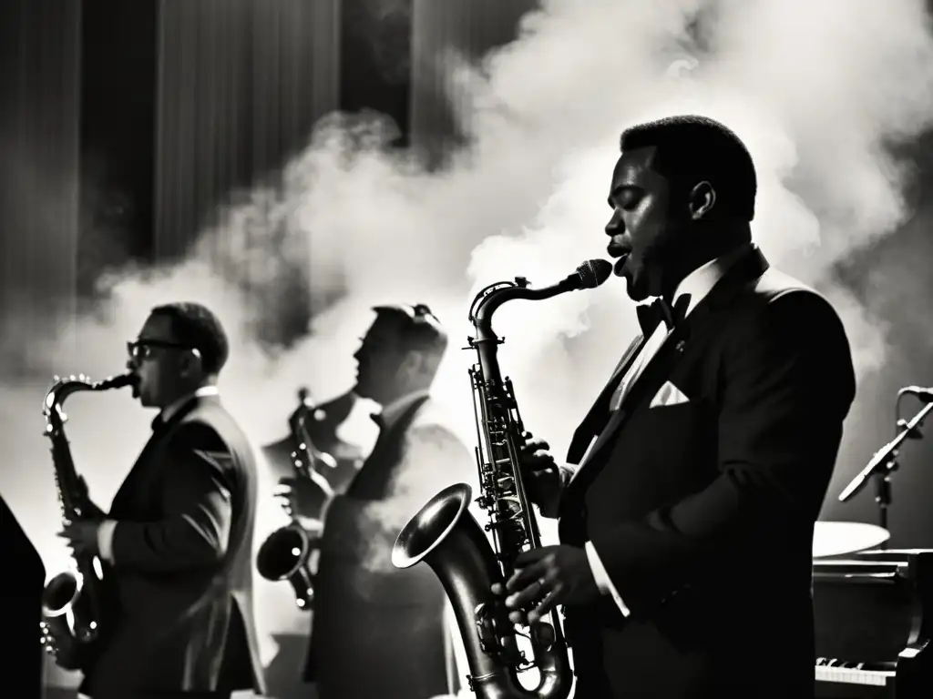 Intenso concierto de jazz en blanco y negro con el saxofonista en primer plano