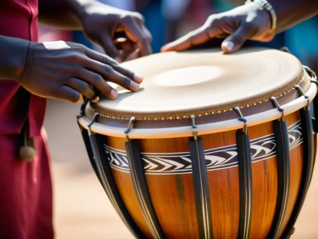 Un maestro tamborilero de la tribu Frafra en Ghana toca el 'tambor de doble cara' con intensidad, destacando los intricados motivos simbólicos