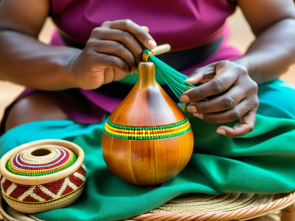 Las manos de un artesano experto tejiendo un Chekere cubano con cuentas coloridas y patrones intrincados