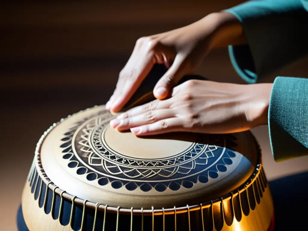 Manos acarician un Hang Drum con delicadeza, revelando sus texturas y patrones