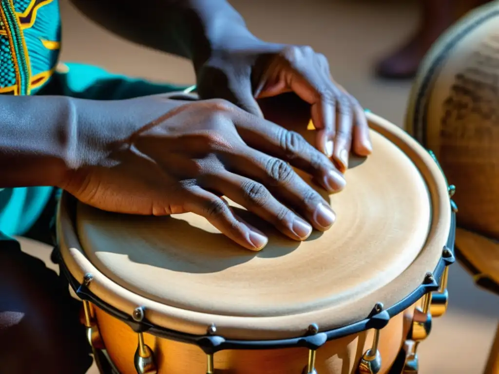 Manos expertas tocan el bongó, mostrando la historia y la construcción del instrumento, enriqueciendo la música afrocubana