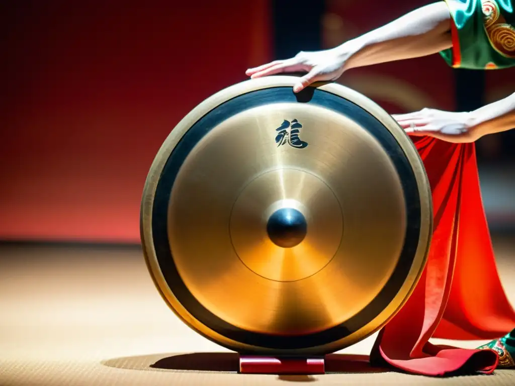 Manos en movimiento crean un torbellino al golpear los címbalos chinos, instrumentos de percusión en ópera china, reflejando su energía dinámica y herencia cultural