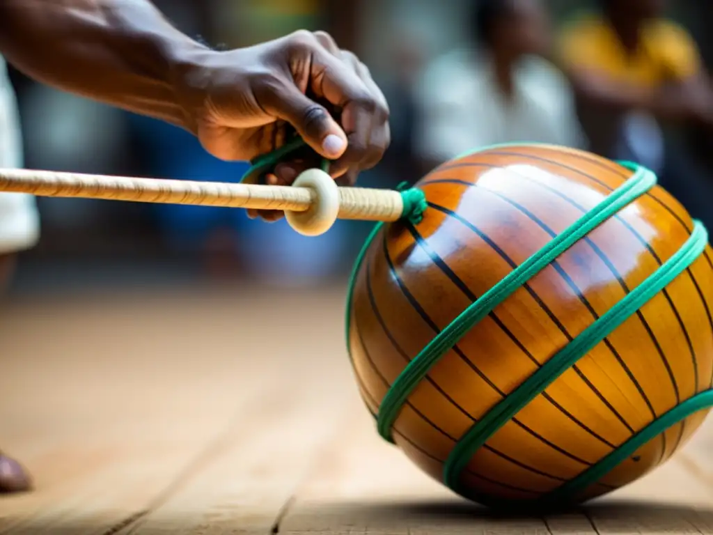 Un mestre de capoeira toca el berimbau durante una roda, resaltando la importancia del berimbau en capoeira