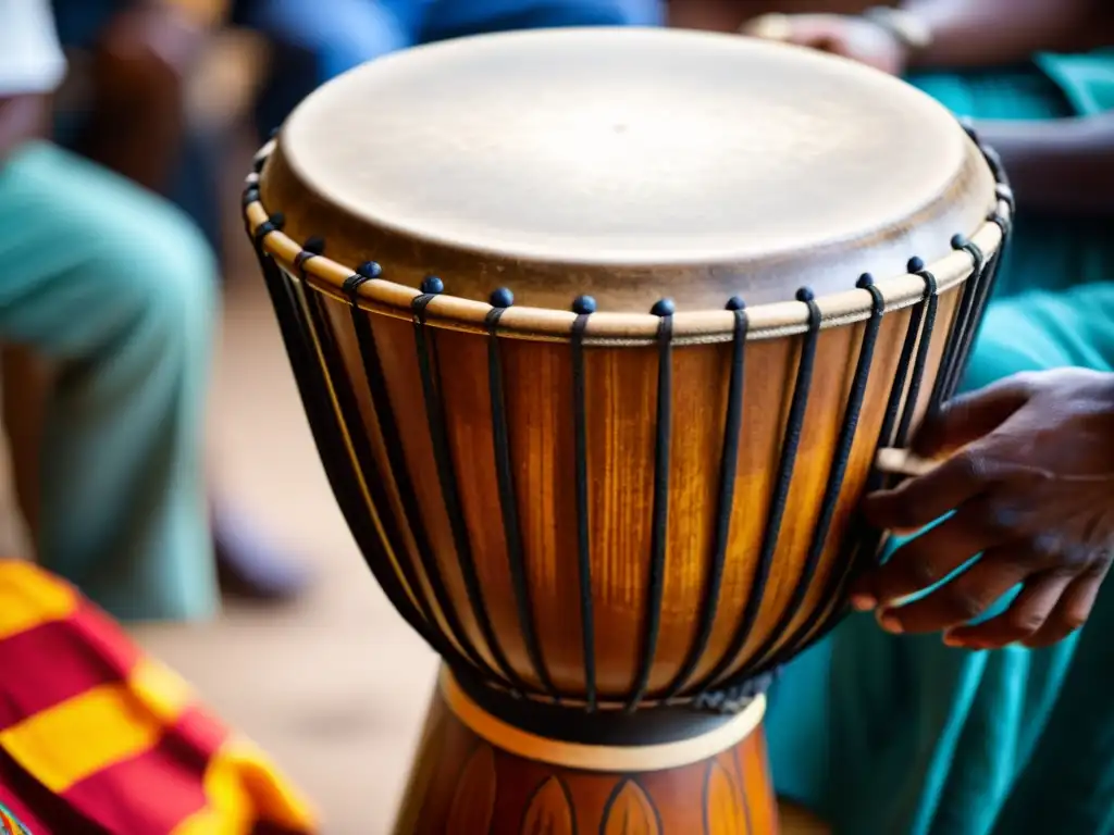 Un momento espiritual se capta en la vibrante imagen de un tambor djembe africano tradicional siendo tocado con pasión durante una ceremonia