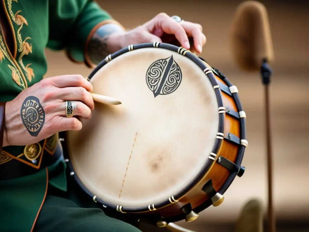 Un músico hábil toca el bodhrán, un tambor irlandés, con tatuajes celtas detallados en las manos