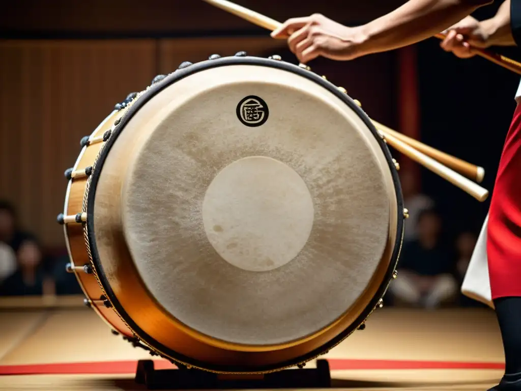 Un músico concentrado toca un taiko japonés, resaltando la textura del tambor y la intensidad de la actuación