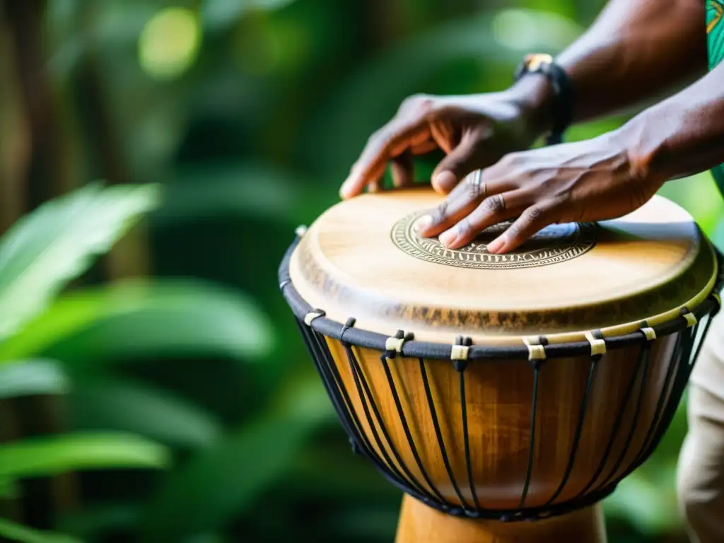 Un músico toca un djembe en la exuberante selva