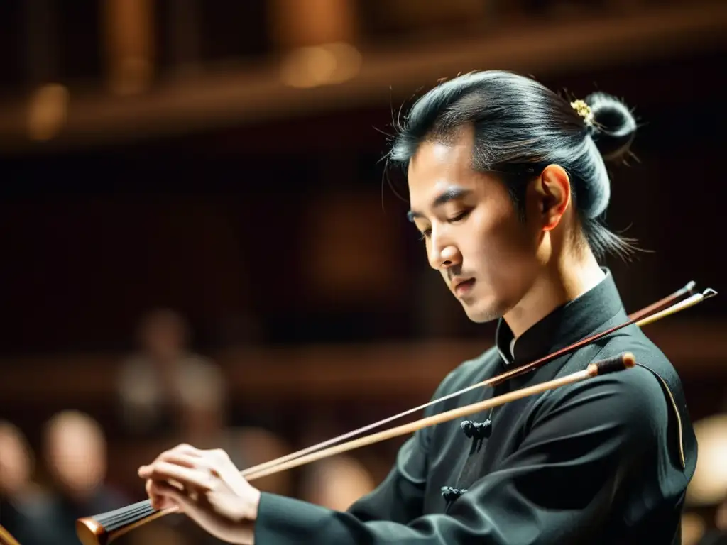 Un músico toca un erhu en un teatro con luz tenue, creando una atmósfera cautivadora