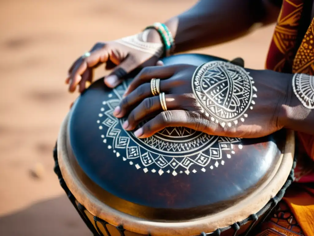 Un músico experto toca un djembé africano con patrones de henna, mientras el grupo se sumerge en el papel del Djembé en la Diáspora