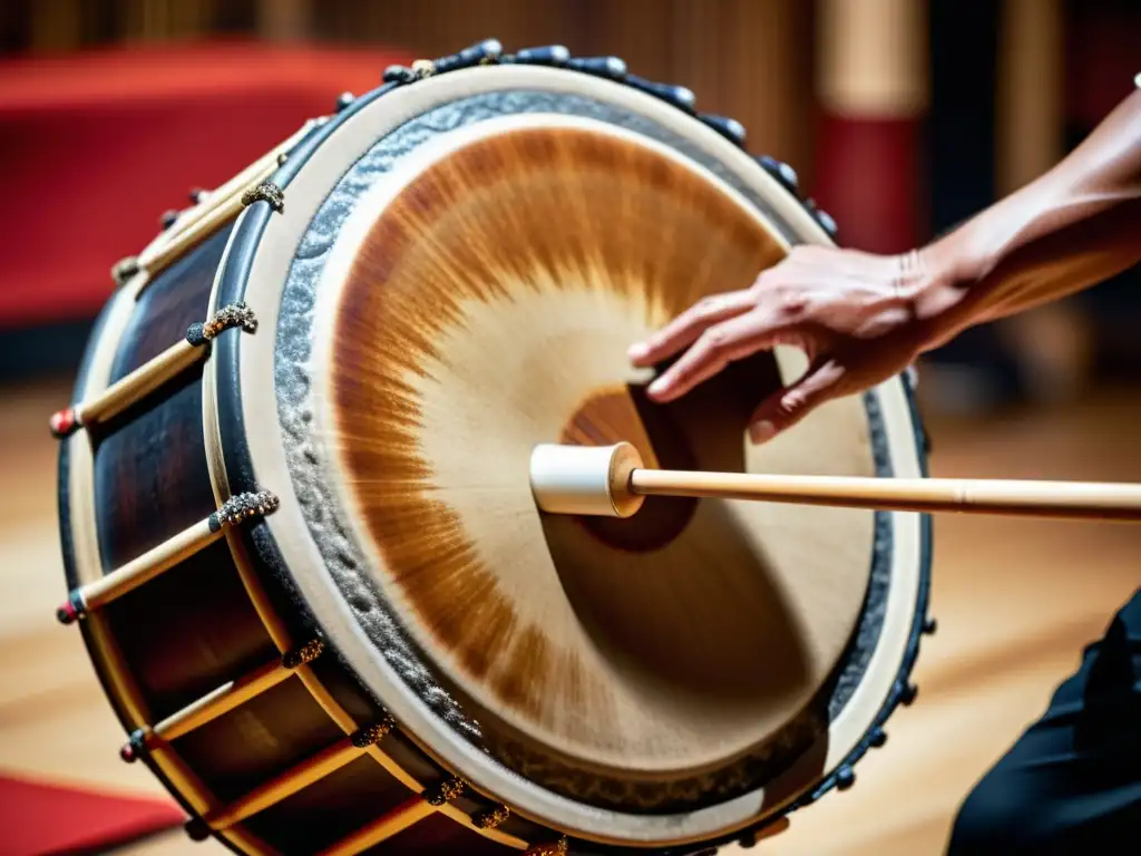 Un músico experto toca un tambor taiko japonés, mostrando su pasión y concentración