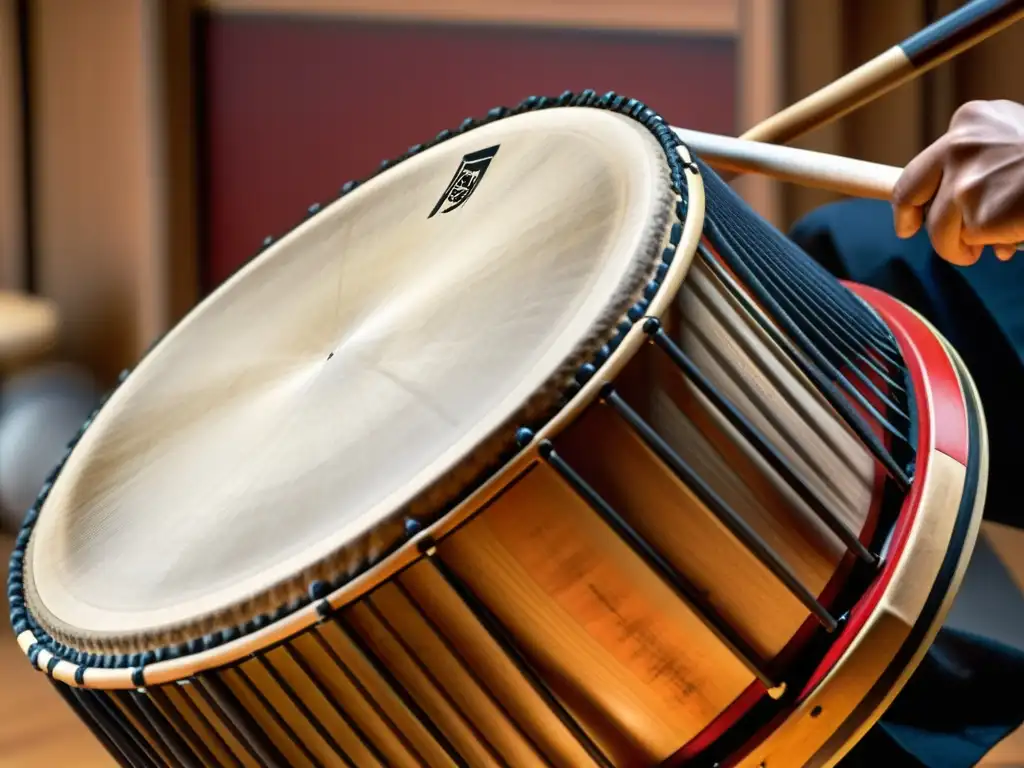 Un músico experto toca un tambor taiko japonés, mostrando la intensa energía y el significado cultural de los tambores taiko