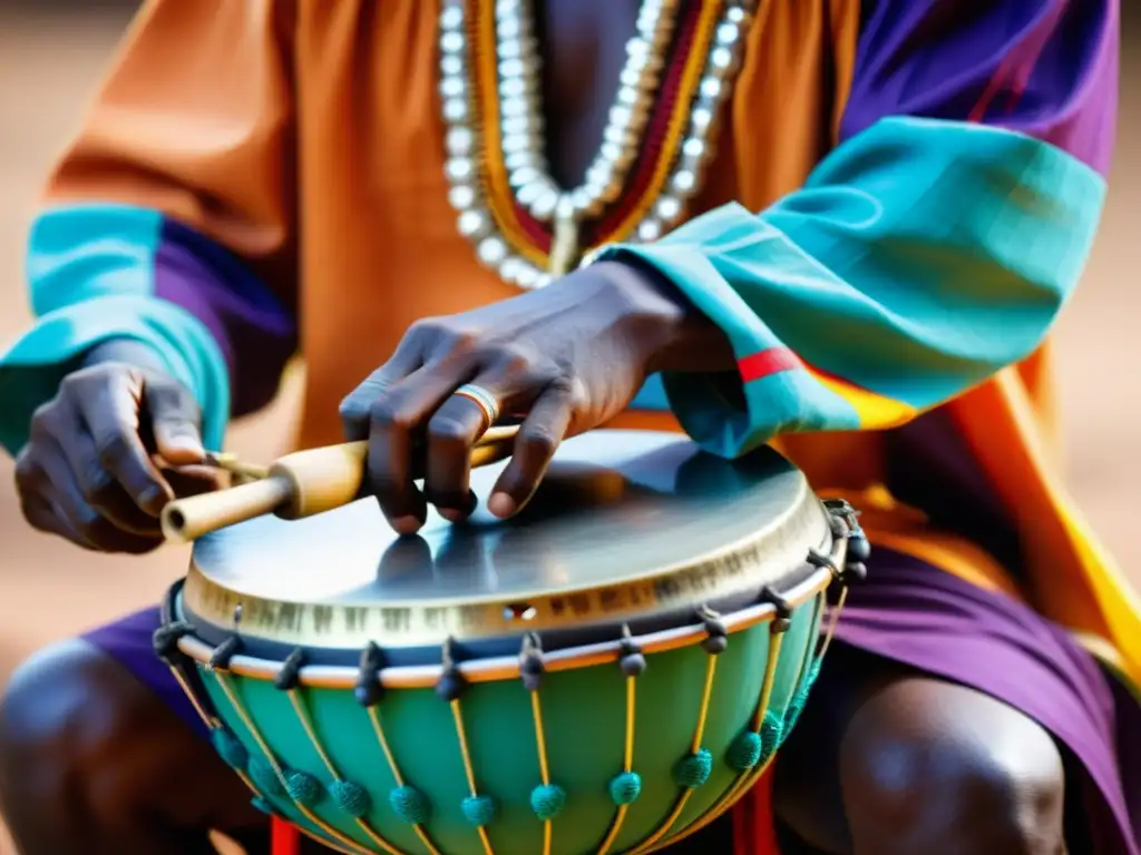 Un músico guineano toca apasionadamente el Karinyan, un instrumento de percusión de metal