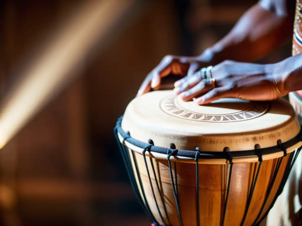 Un músico habilidoso toca un tambor djembe tradicional, destacando sus intrincados diseños