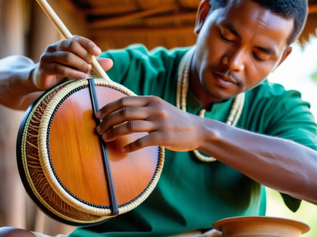 Un músico toca una valiha malgache tradicional, mostrando su artesanía única y expresión concentrada