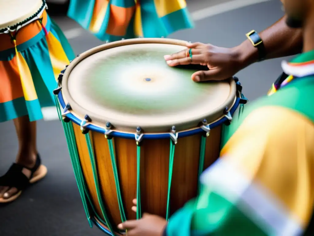 Un músico toca un surdo brasileño durante un vibrante desfile de carnaval